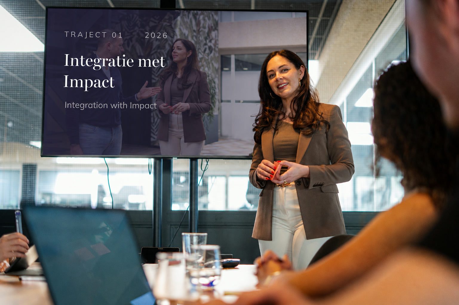 Femke in gesprek met een integratieteam